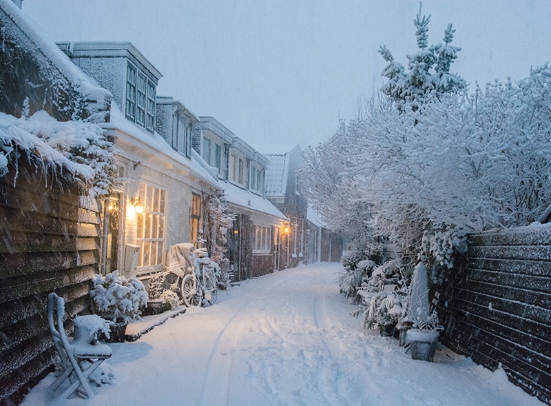 Außenleuchten an schneebedeckten Häusern